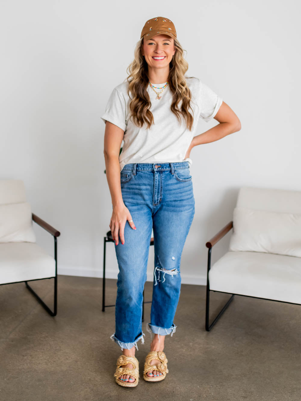 Front view of frame tee in marled grey on tall model