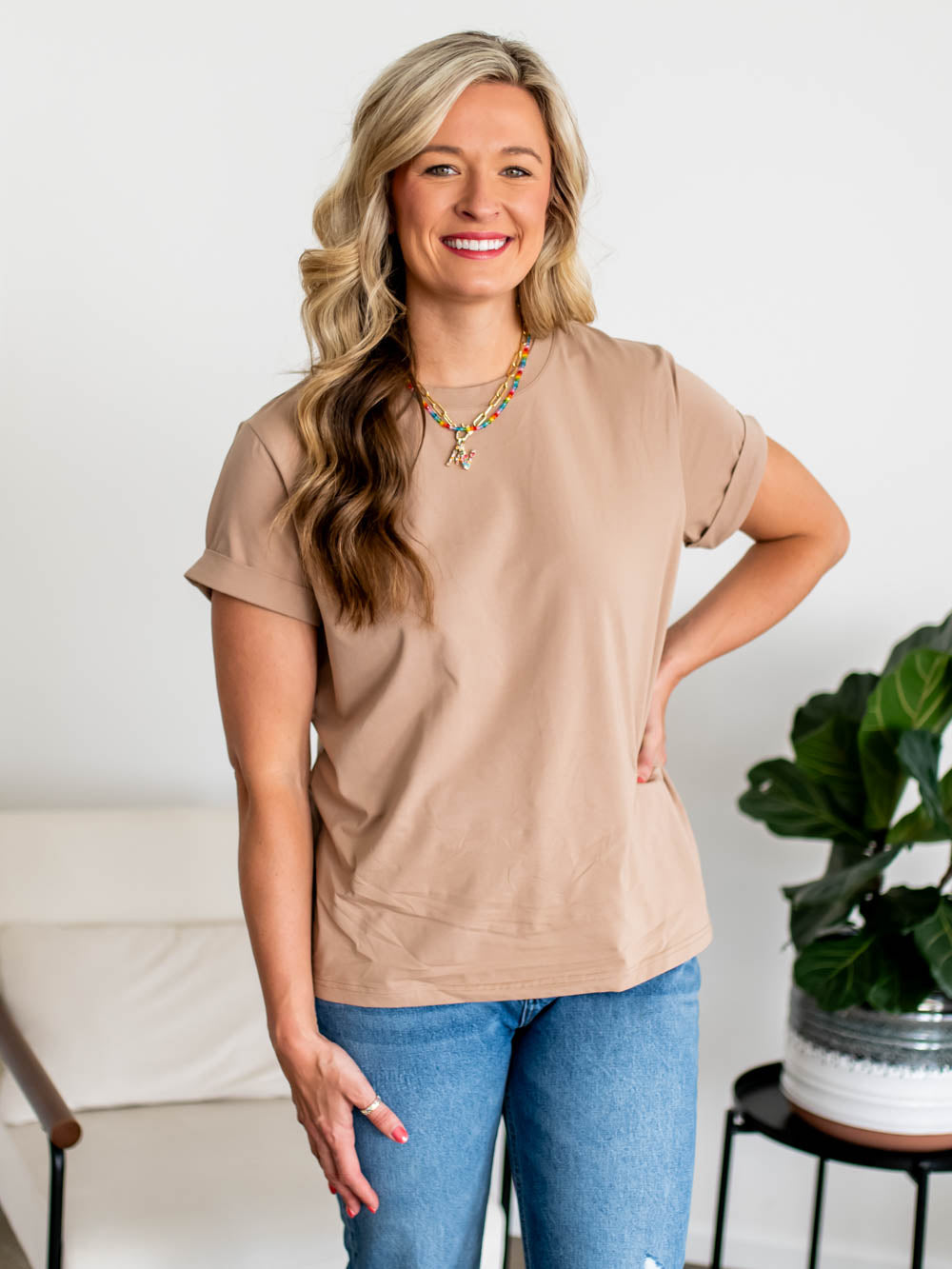 Front view of frame tee untucked in latte on tall model