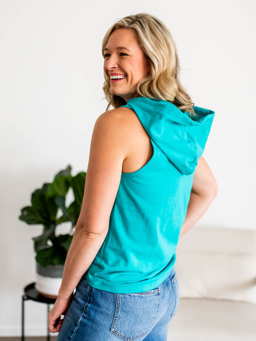 Sporty tall women’s tank with hood and bra-friendly fit in caribbean blue