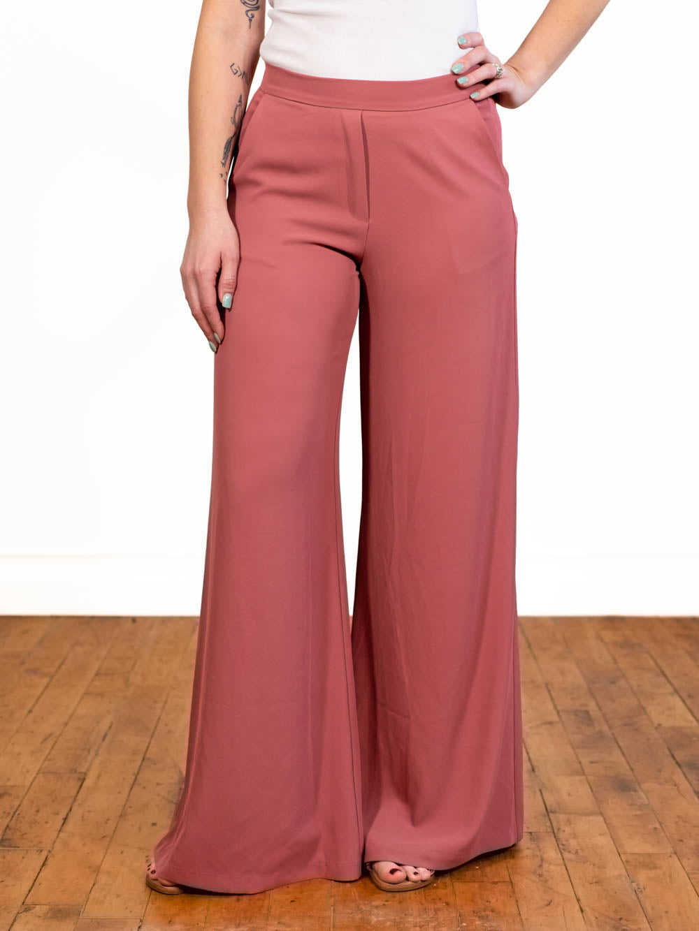 The Short Girl's Guide On How to Wear Wide-Leg Pants - Lucia